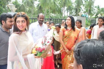 Pranitha At New Looks Hyper Market Opening In Ravulapalem